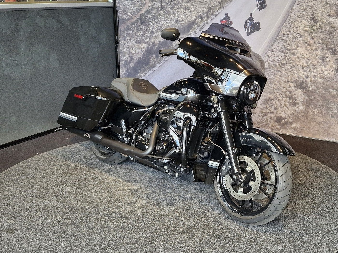 Harley-Davidson FLHXS STREET GLIDE SPECIAL (bj 2021), Motoren, Motoren | Harley-Davidson, Laan van Vredenoord 33
2289 DA  RIJSWIJK, NL