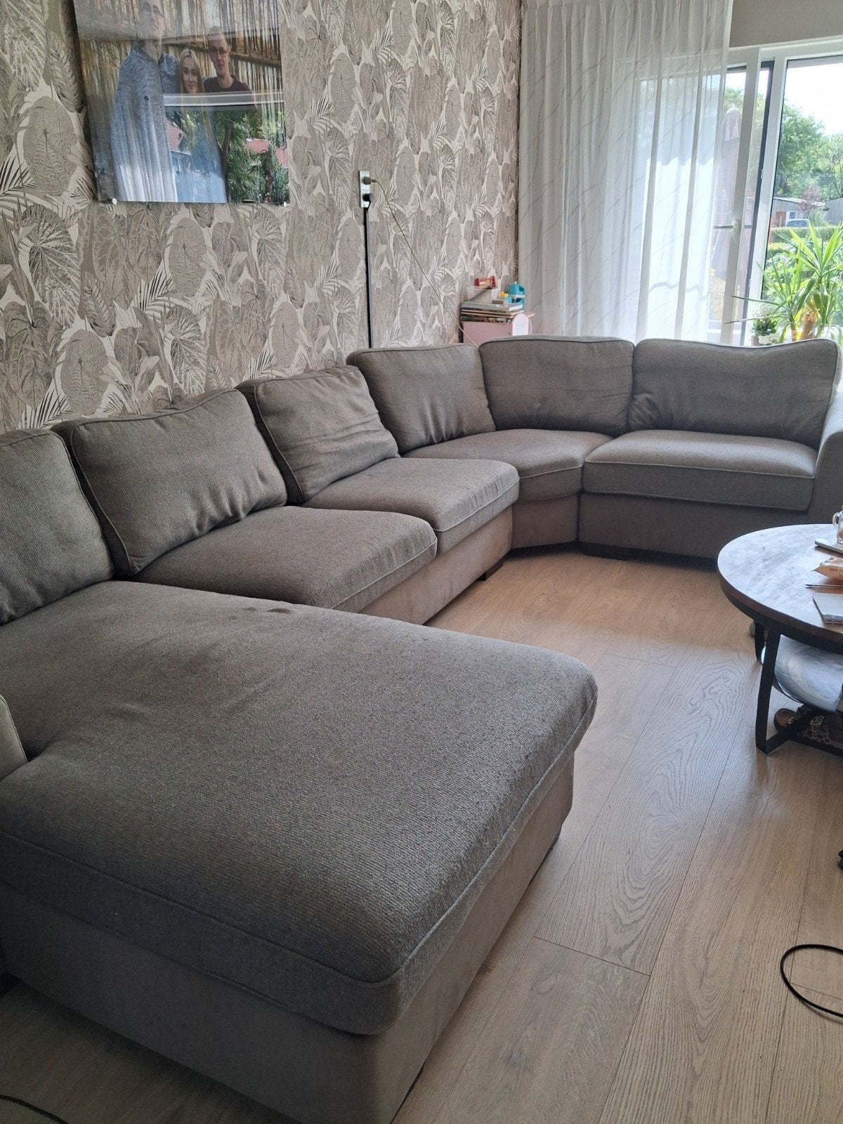 GRATIS Grote grijze hoekbank met chaise longue, Huis en Inrichting, Banken | Bankstellen, Ophalen, Gebruikt, Modern en comfortabel