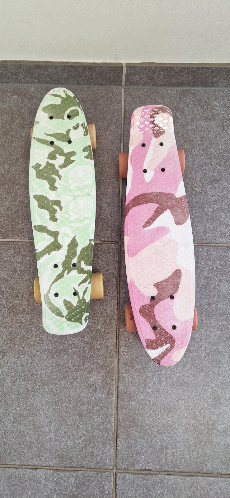 2 Pennyboards / skateboards – groen & roze – camouflage, Sport en Fitness, Skateboarden, Ophalen, Gebruikt, Skateboard