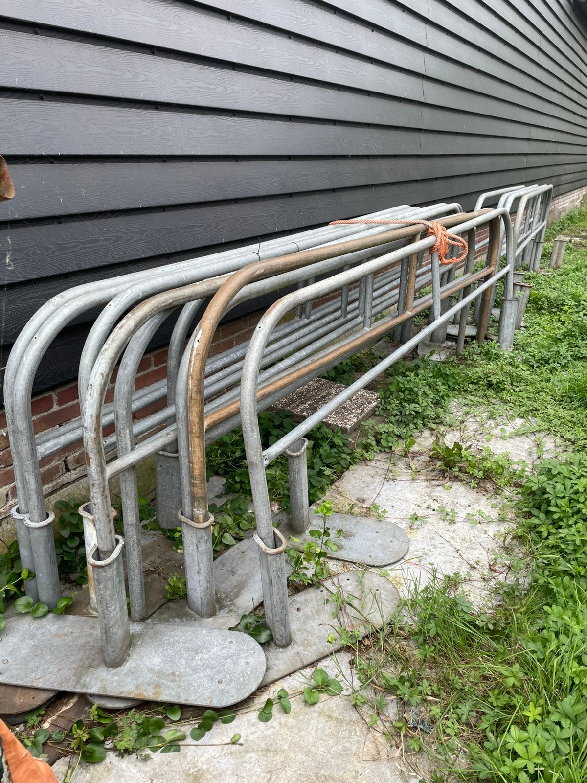 Metalen (drang) hekken met voetstukken., Tuin en Terras, Ophalen, Gebruikt, IJzer
