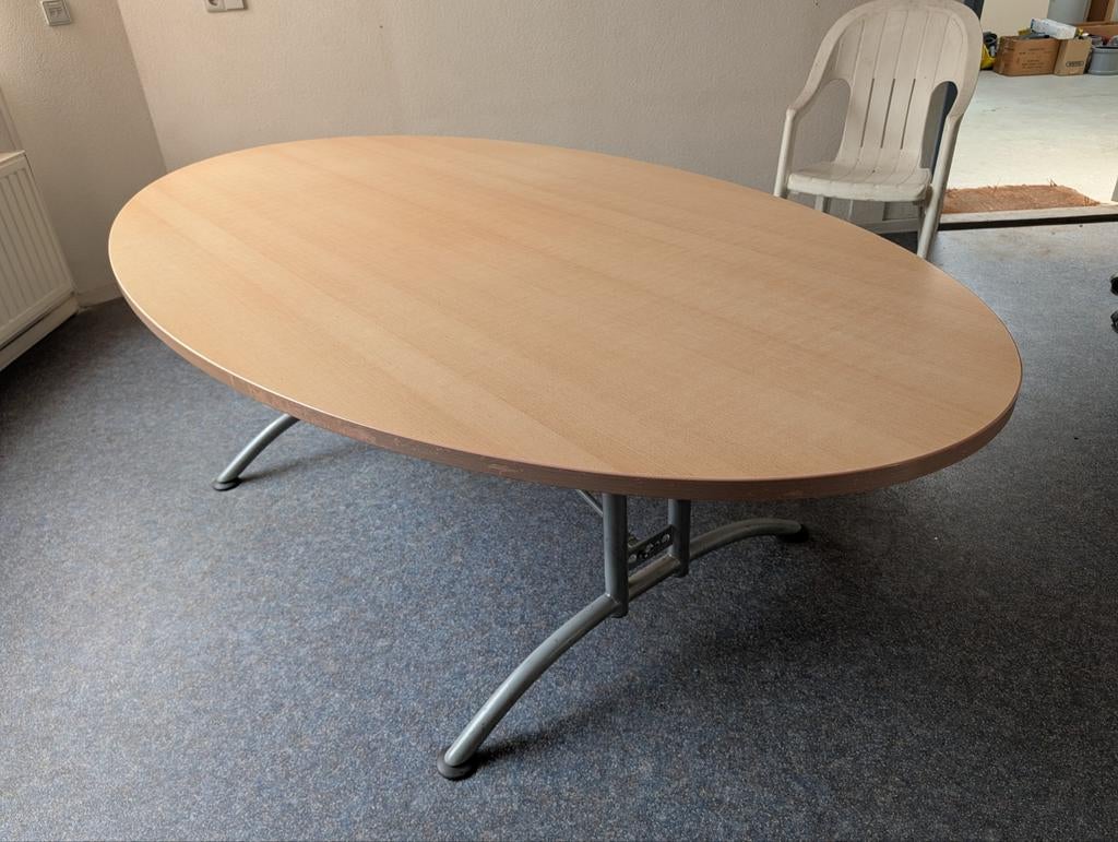 Ovale tafel met metalen onderstel, Huis en Inrichting, Tafels | Eettafels, Ophalen, Gebruikt, 100 tot 150 cm, 200 cm of meer