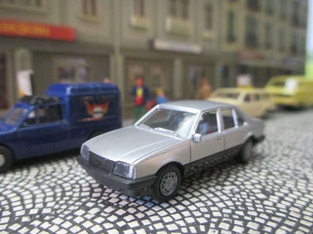 Opel Ascona C SR Sedan - Herpa metallic-zilvergrijs, Hobby en Vrije tijd, Ophalen of Verzenden, Zo goed als nieuw, Auto, Herpa