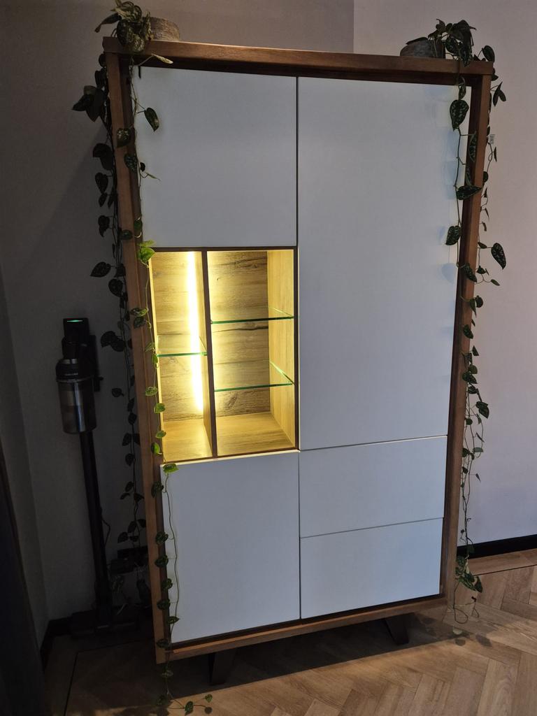 Moderne kast met verlichting en glazen planken, Ophalen, 50 tot 100 cm, Zo goed als nieuw, Met lade(s)