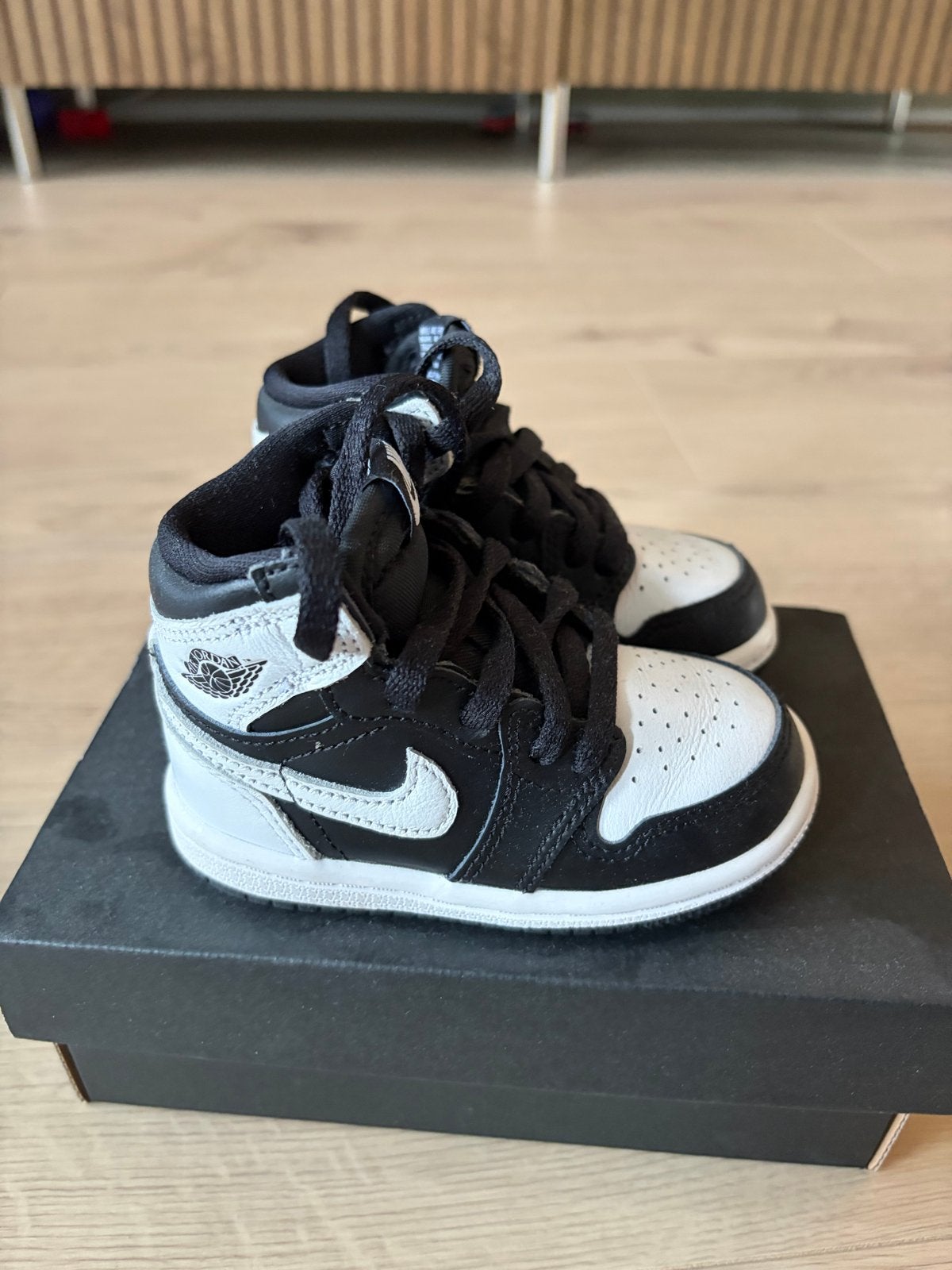 Nike Jordan 1 Mid sneakers voor baby's - Maat 21, Ophalen of Verzenden, Zo goed als nieuw, Jongen of Meisje, Schoenen