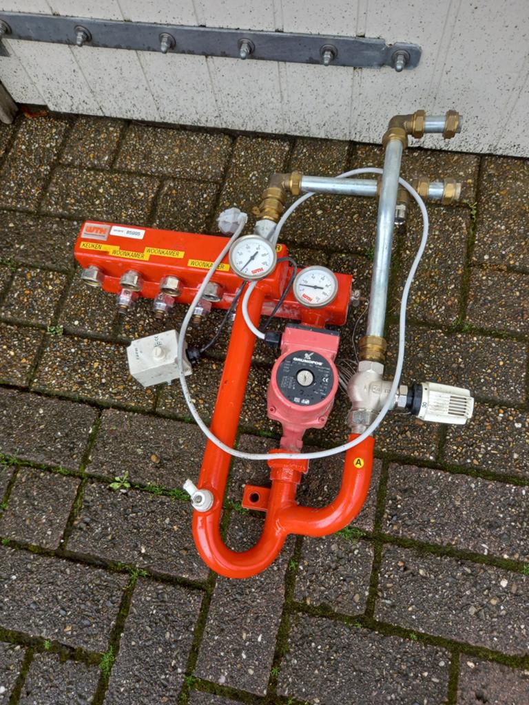 Aangeboden verdeler compleet., Doe-het-zelf en Verbouw, Verwarming en Radiatoren, Ophalen, Minder dan 60 cm, Overige typen, Minder dan 30 cm