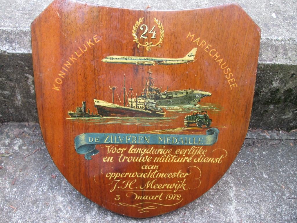 Handgeschilderde herinneringsplak KMAR Marechaussee Schiphol, Verzamelen, Ophalen of Verzenden, Landmacht, Nederland, Embleem of Badge