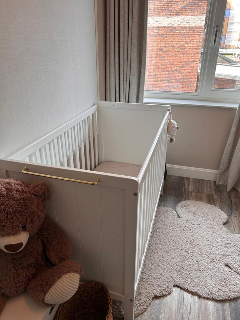Ikea ledikant, wit met gouden accent, Kinderen en Baby's, Babywiegjes en Ledikanten, Ophalen, Gebruikt, Ledikant