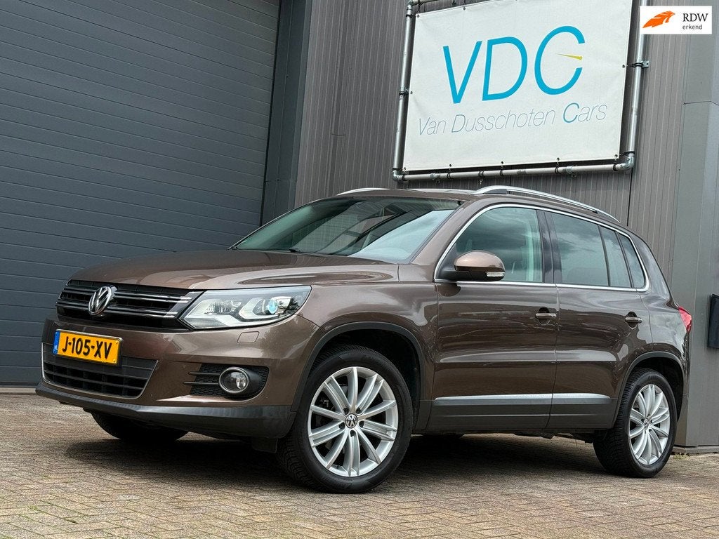 Volkswagen Tiguan 1.4 TSI Sport&Style | Panoramadak | Trekha, Voorwielaandrijving, Euro 5, 15 km/l, Zwart