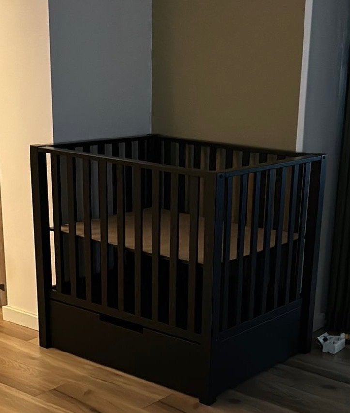 Europe Baby Mees Box Mat Zwart met lade en matras, Kinderen en Baby's, Ophalen, Zo goed als nieuw, Rechthoekig, In hoogte verstelbaar