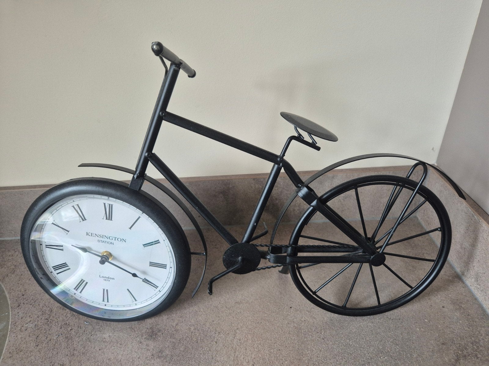 Unieke fietsklok - 50 cm - Kensington Station design, Huis en Inrichting, Woonaccessoires | Klokken, Ophalen of Verzenden, Wandklok