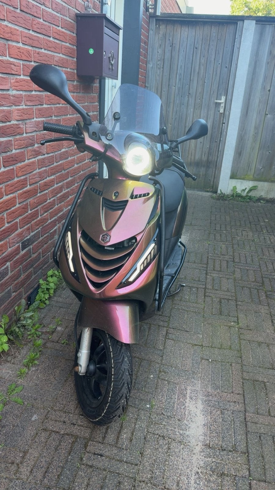 Piaggio Zip 50cc iGET - Alpha LED, valbeugels, spoiler, Ophalen, Maximaal 45 km/u, Zip, Zo goed als nieuw