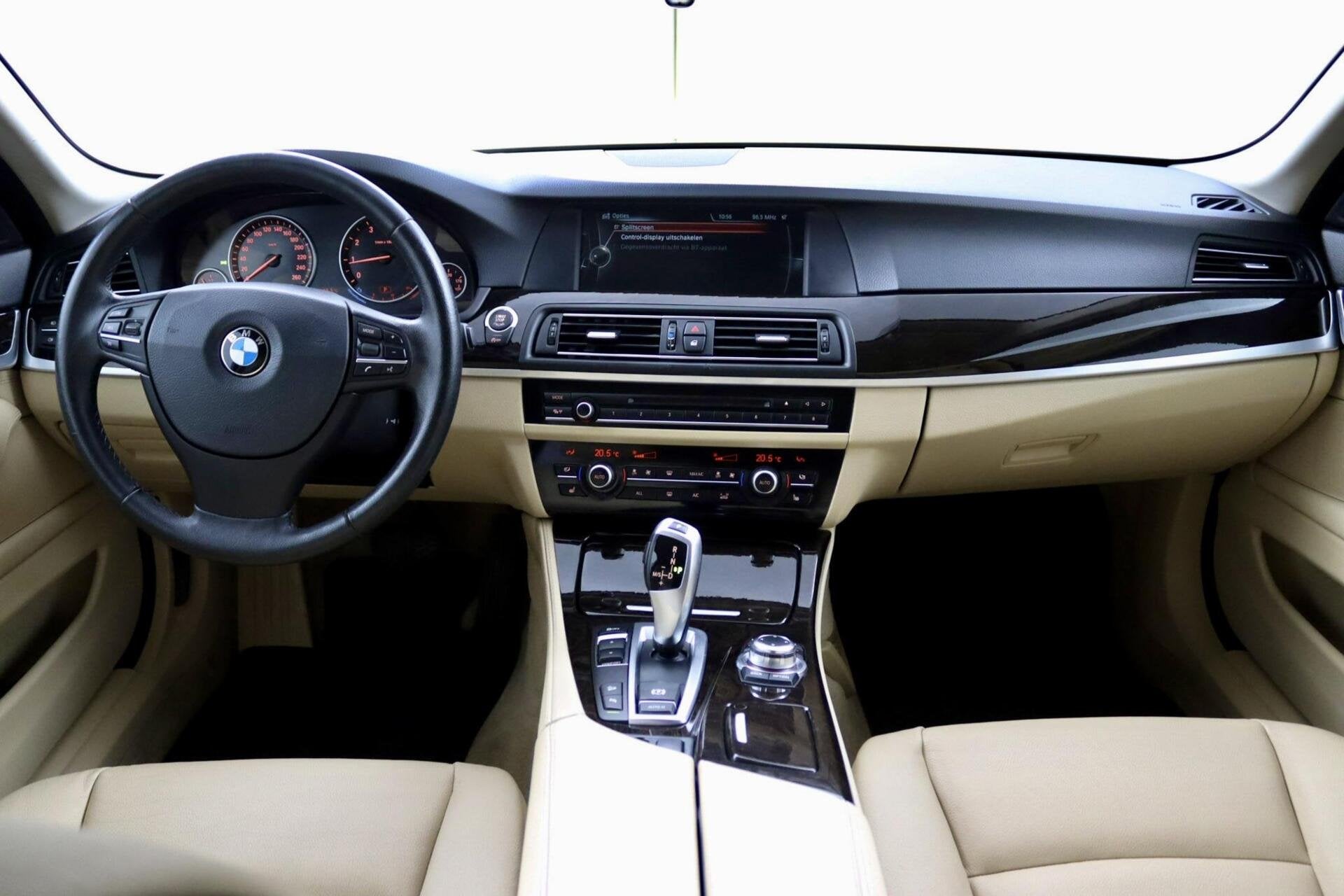BMW 5-serie Touring 528xi Executive blauw, Auto's, Automaat, Gebruikt, 4 cilinders, 2000 kg