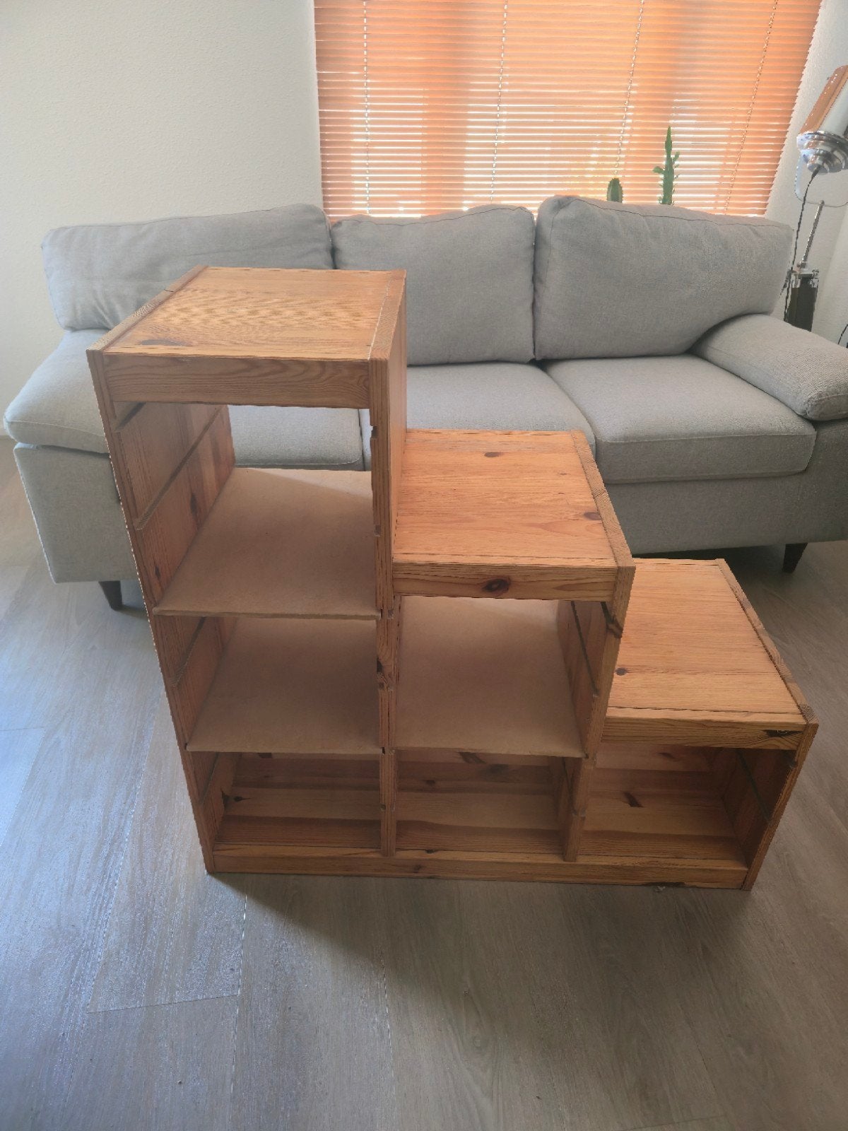 Houten trapkast / opbergkast met 3 niveaus, Ophalen, Met plank(en), Gebruikt, Modern, Speels