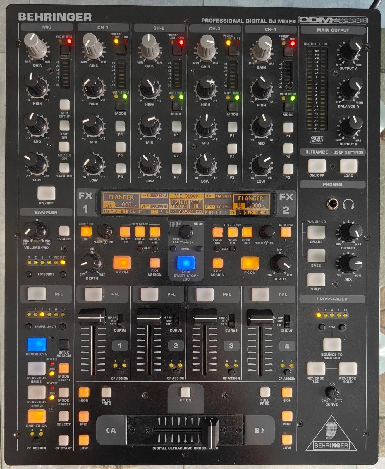 Behringer DDM4000 32-Bit Digitale DJ Mixer, Muziek en Instrumenten, Dj-sets en Draaitafels, Ophalen of Verzenden, Overige merken
