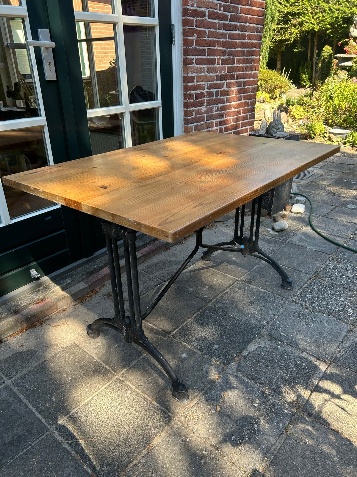 Tuintafel met massief houten blad en mooi ijzeren onderstel, Ophalen, Gebruikt, Rechthoekig, Hout