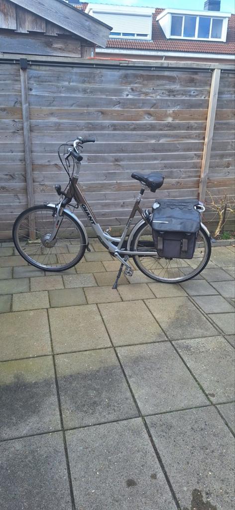 Giant damesfiets met lage instap en fietstassen, Gebruikt, Velgrem, Versnellingen, 50 tot 53 cm