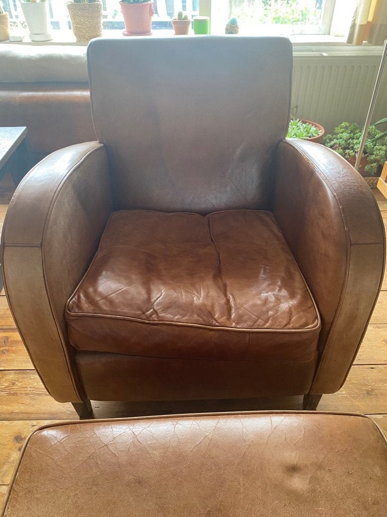 Leren fauteuil met hocker en houten poten, Huis en Inrichting, Gebruikt, 75 tot 100 cm, Ophalen of Verzenden, Leer