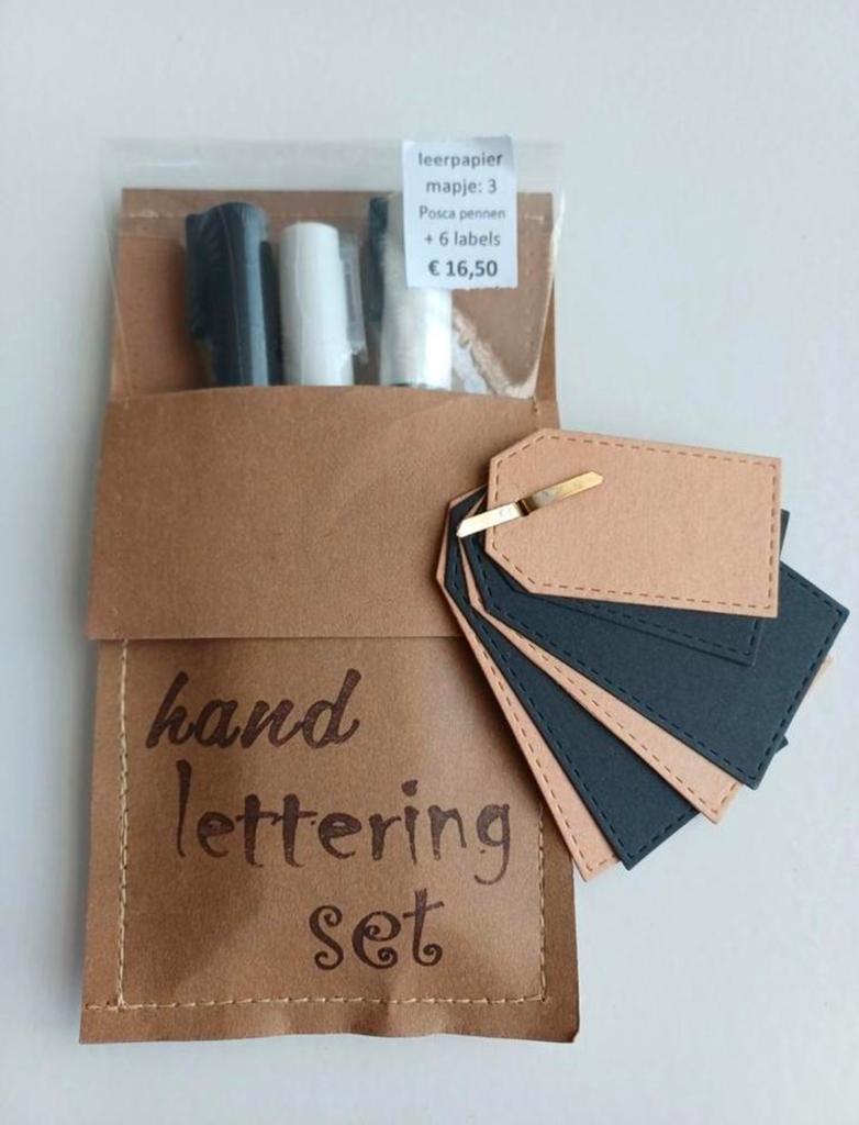 Handletteringset 3 Poscapennen in papierleren etui labels, Hobby en Vrije tijd, Tekenen, Ophalen of Verzenden, Nieuw, Potlood of Stift