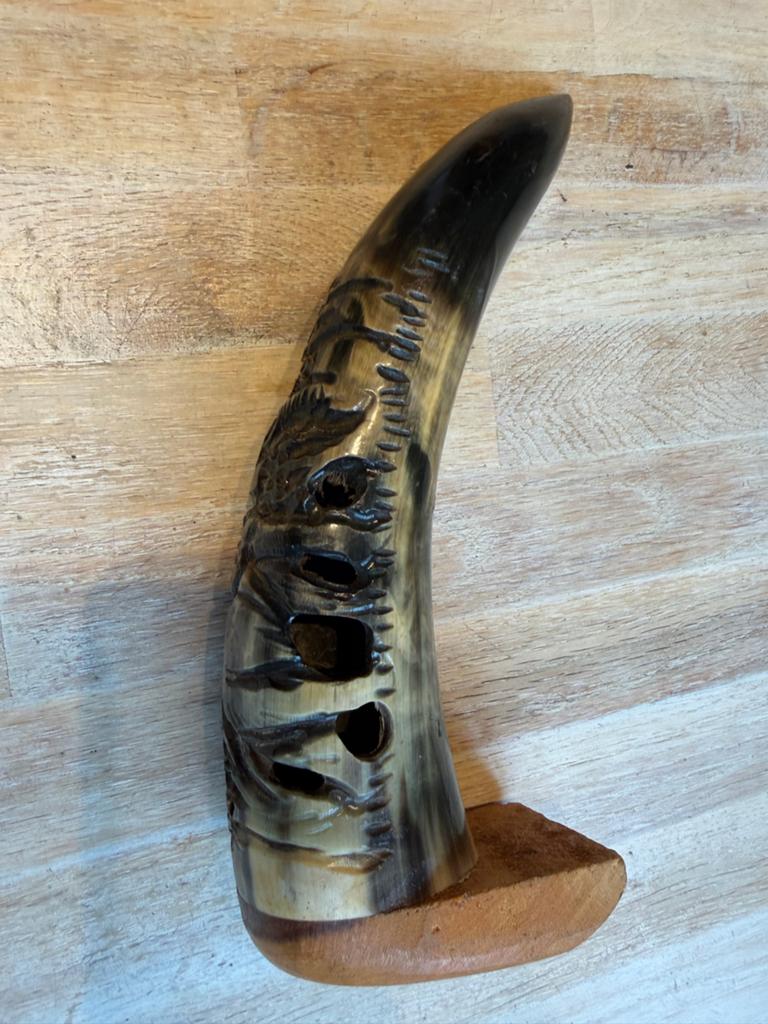 Decoratieve Hoorn met Houtsnijwerk op Houten Voet, Antiek en Kunst, Antiek | Woonaccessoires, Ophalen