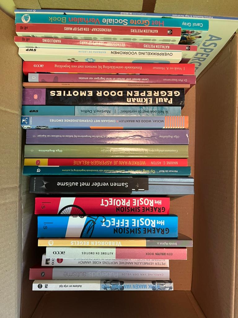 Doos vol diverse boeken over autisme, Ophalen, Zo goed als nieuw