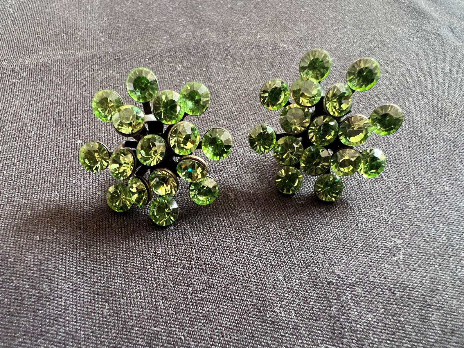 Prachtige felgroene oorstekers van het duitse merk Konplott., Overige materialen, Minder dan 4 cm, Ophalen of Verzenden, Zo goed als nieuw