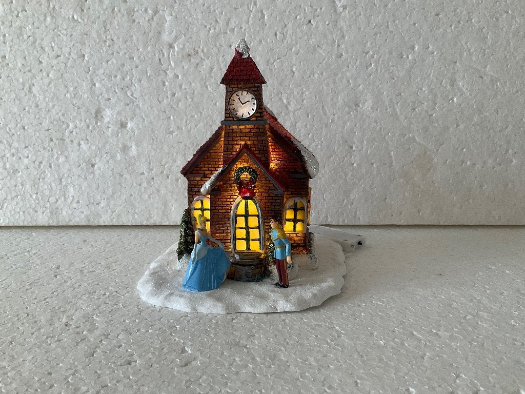 kerkje kerstdorp met Disney figuren van Assepoester en Prins, Verzamelen, Ophalen of Verzenden, Assepoester of Belle, Zo goed als nieuw