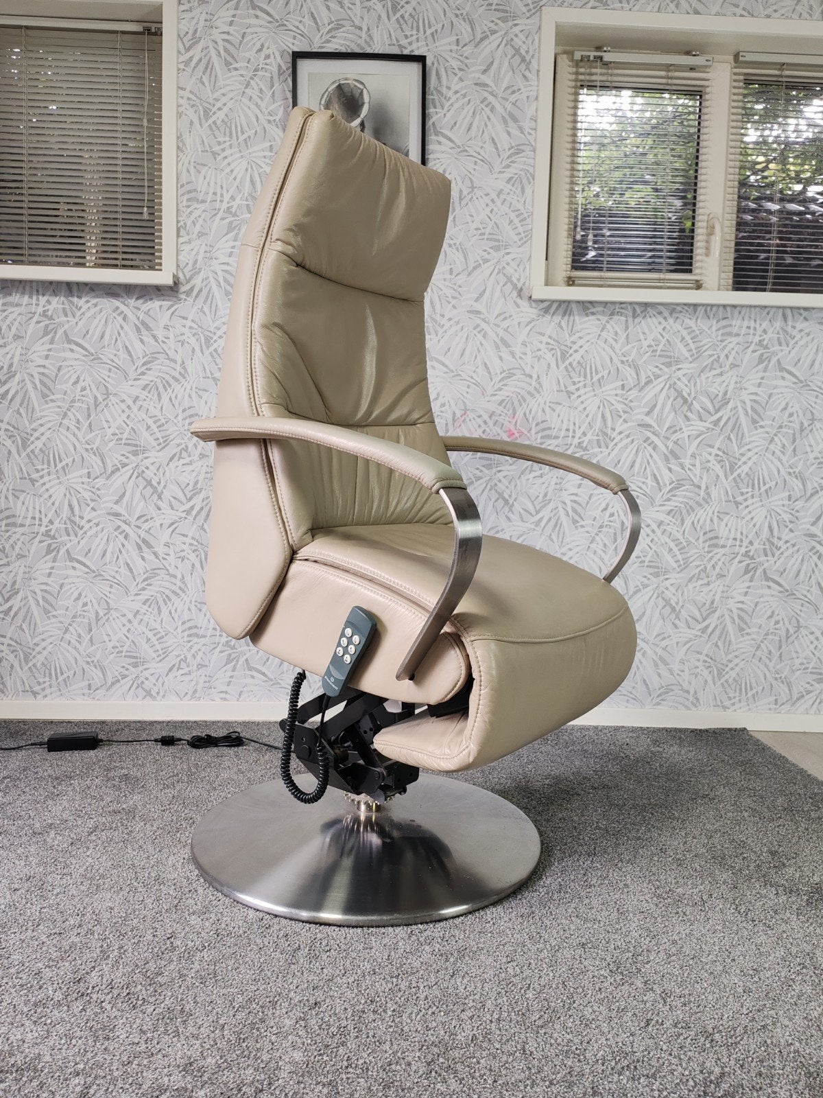 Prominent Humberto Tan sta op stoel relax fauteuil, Gebruikt, Prominent, Onbekend, 75 tot 100 cm