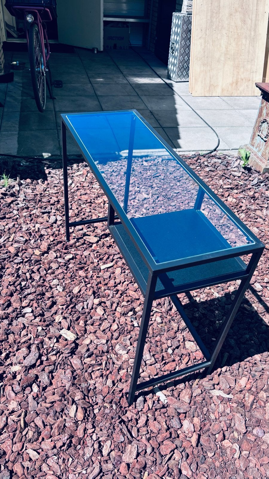 Moderne bijzettafel met glazen blad en metalen frame, Ophalen, 75 cm of meer, 60 cm of meer, Rechthoekig