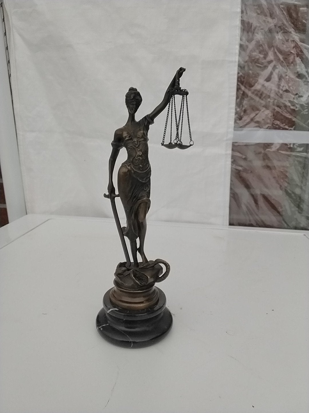 Bronzen beeld Vrouwe Justitia op marmeren sokkel, Antiek en Kunst, Ophalen of Verzenden