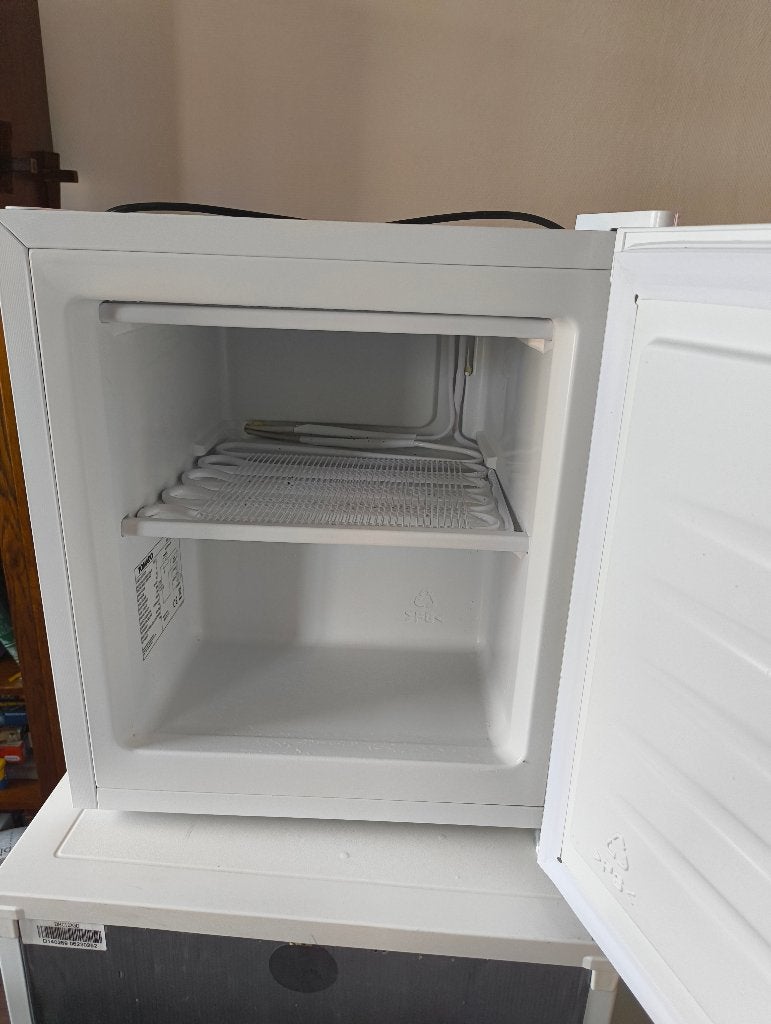 Kleine Tomado vriezer, Witgoed en Apparatuur, Vriezers en Diepvrieskisten, Vrieskast, Gebruikt, Minder dan 85 cm, Minder dan 60 cm
