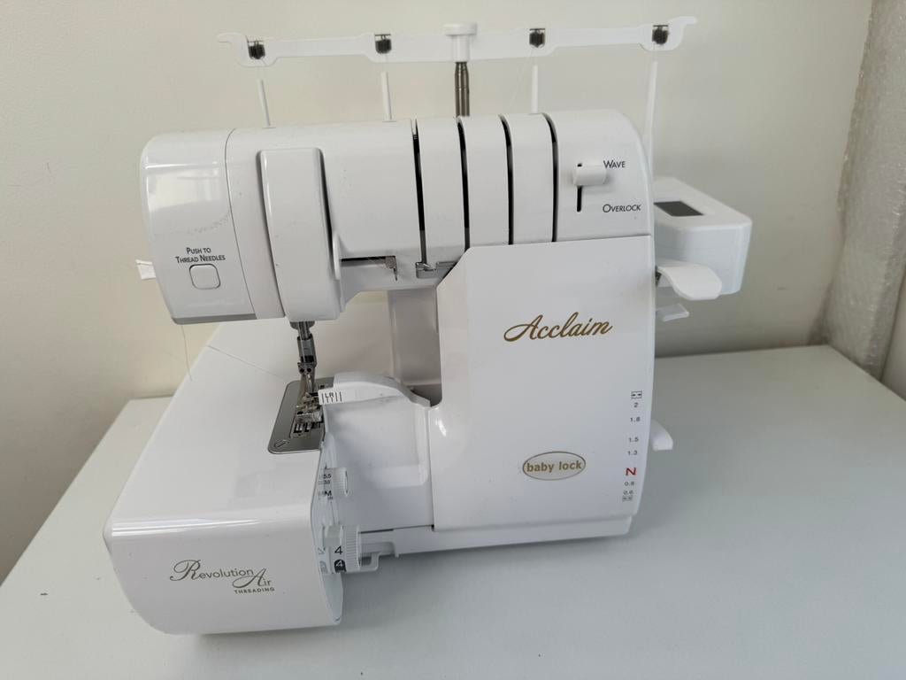 In nieuwstaat: Babylock Acclaim lockmachine, Hobby en Vrije tijd, Naaimachines en Toebehoren, Ophalen, Zo goed als nieuw, Lockmachine