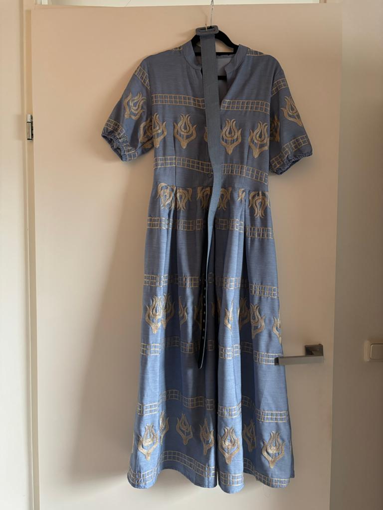 Lange lichtblauwe jurk met borduursels en ceintuur, Kleding | Dames, Jurken, Maat 38/40 (M), Blauw, Ophalen of Verzenden, Zo goed als nieuw