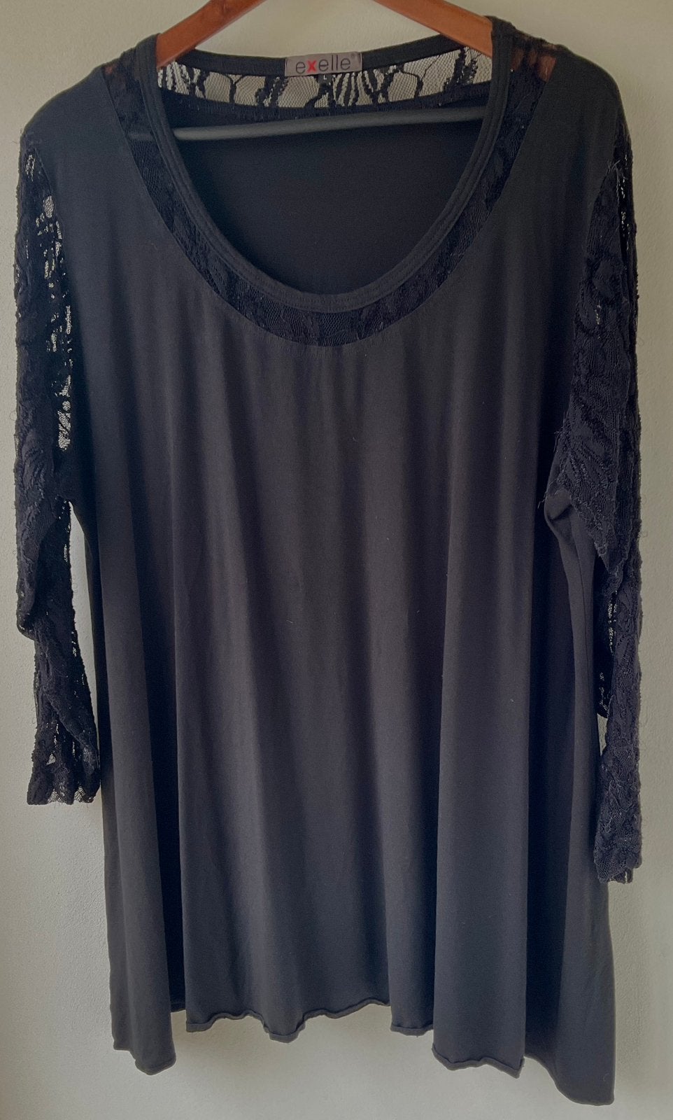 Exelle tuniek; zwart, mouwen en halslijn van kant mt. L=52, Kleding | Dames, Grote Maten, Ophalen of Verzenden, Zo goed als nieuw