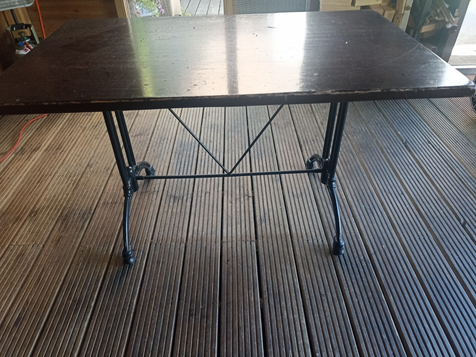 Vintage tafel met gietijzeren onderstel en houten stoelen, Antiek en Kunst, Antiek | Meubels | Tafels, Ophalen
