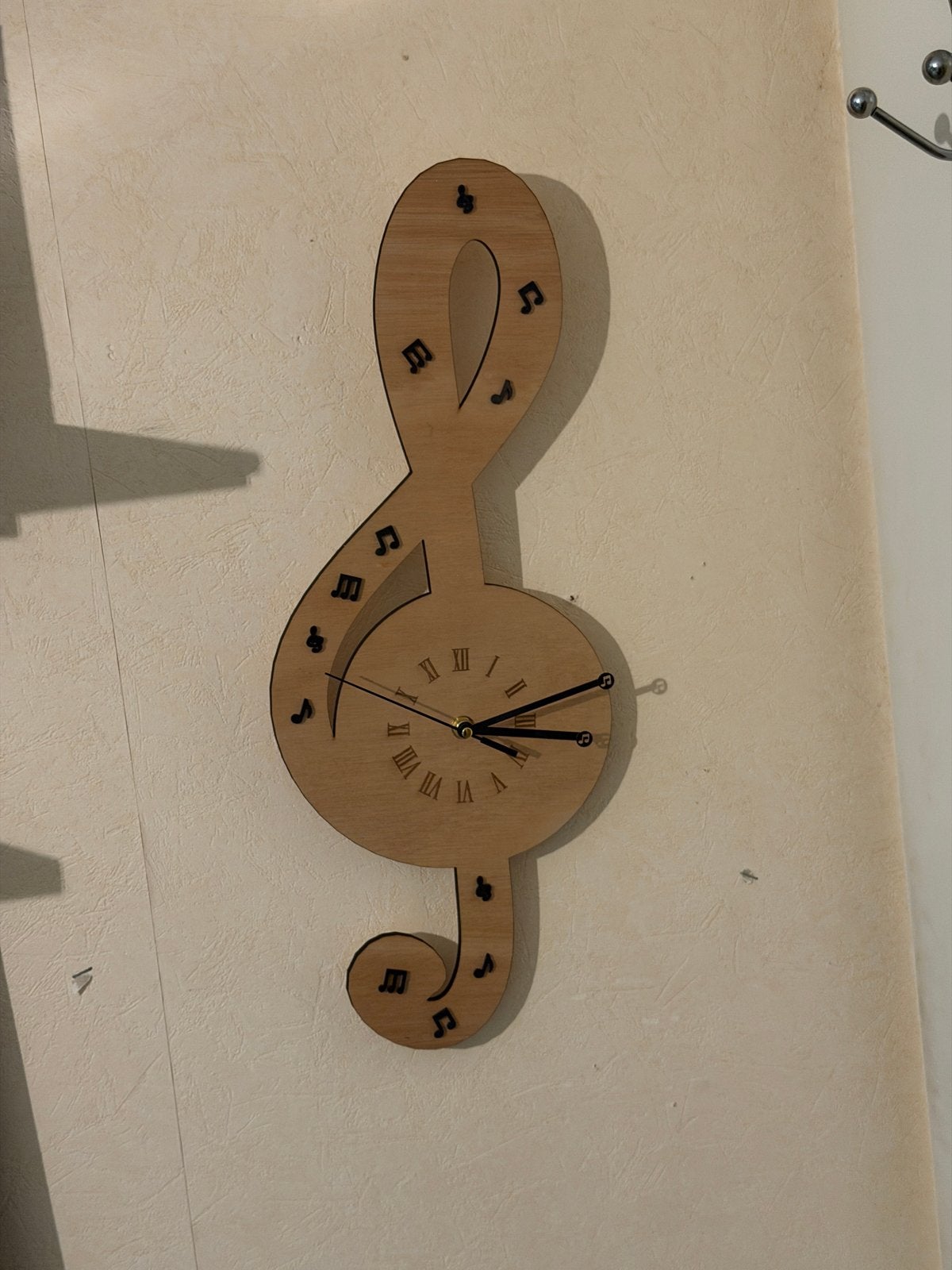 Unieke G-sleutel wandklok - Stil uurwerk & muzieknoten, Huis en Inrichting, Wandklok, Verzenden, Bruin, Nieuw