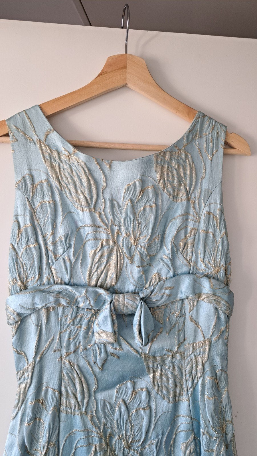 Elegante lichtblauwe avondjurk met gouden borduursels, Maat 38/40 (M), Blauw, Ophalen of Verzenden, Onbekend