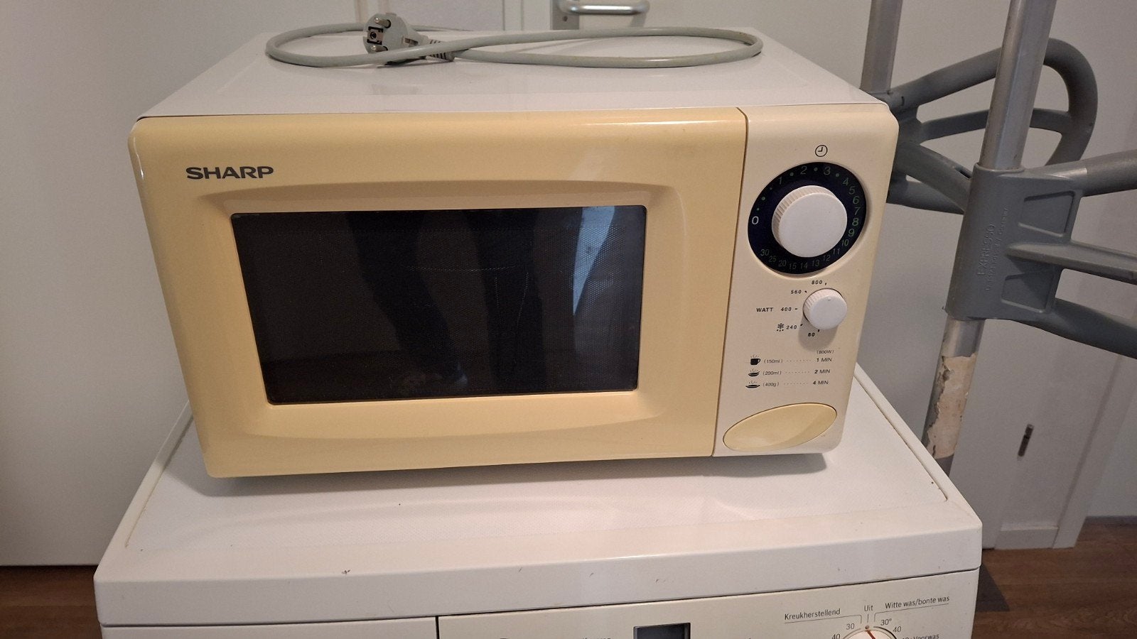 Sharp R-208(W) Magnetron - Gebruikt maar werkt perfect, Ophalen, Gebruikt, Vrijstaand, Magnetron