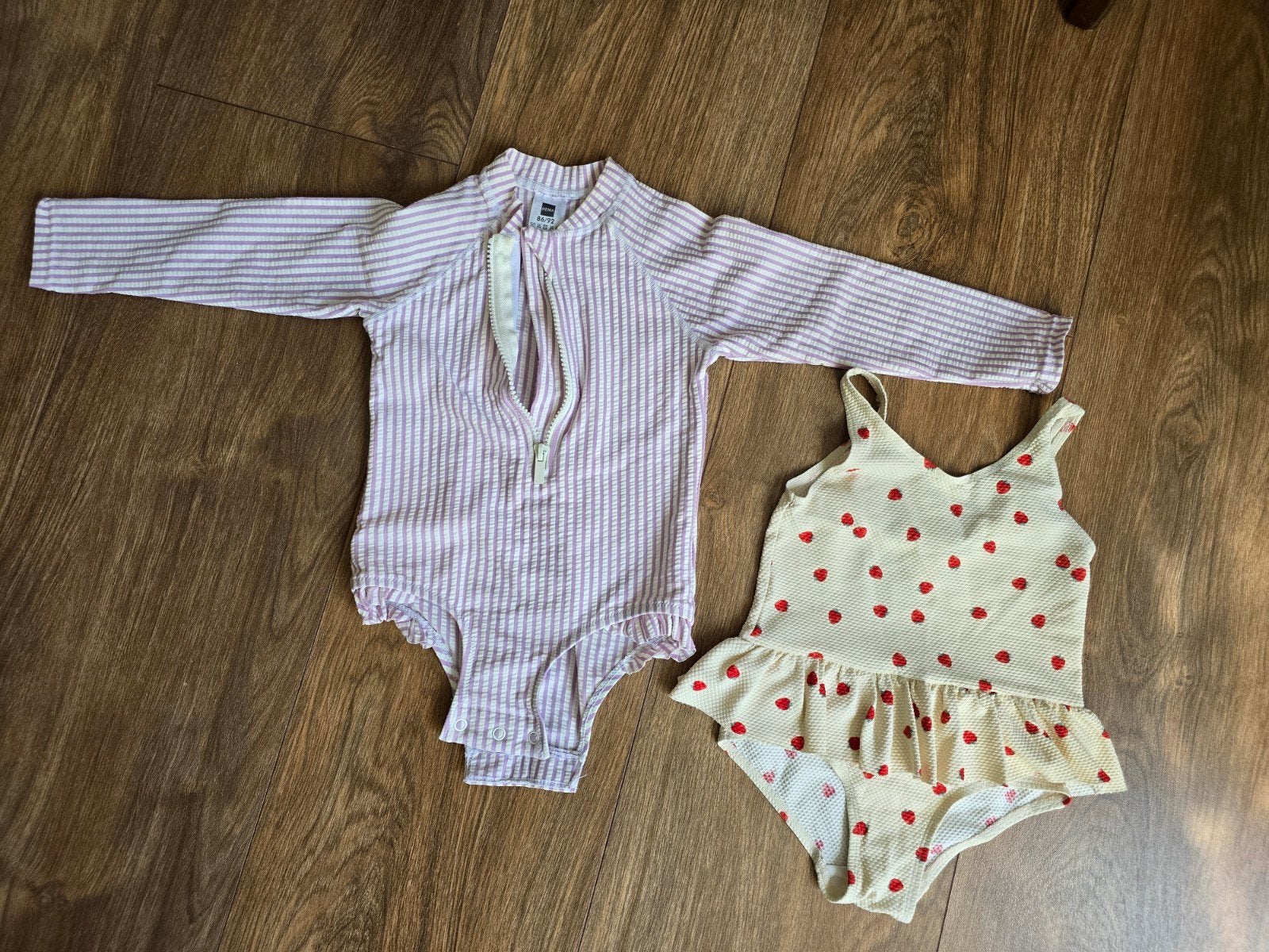 2x Badpakje maat 86-92 voor meisjes (nieuwstaat), Kinderen en Baby's, Babykleding | Baby-zwemkleding, Meisje, Badpak, Nieuw, Overige maten