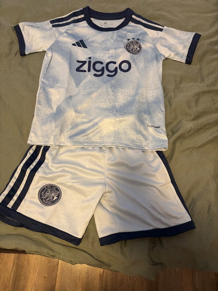 voetbal kindersetjes seizoen 26/27, Sport en Fitness, Maat XS of kleiner, Ophalen, Nieuw, Shirt