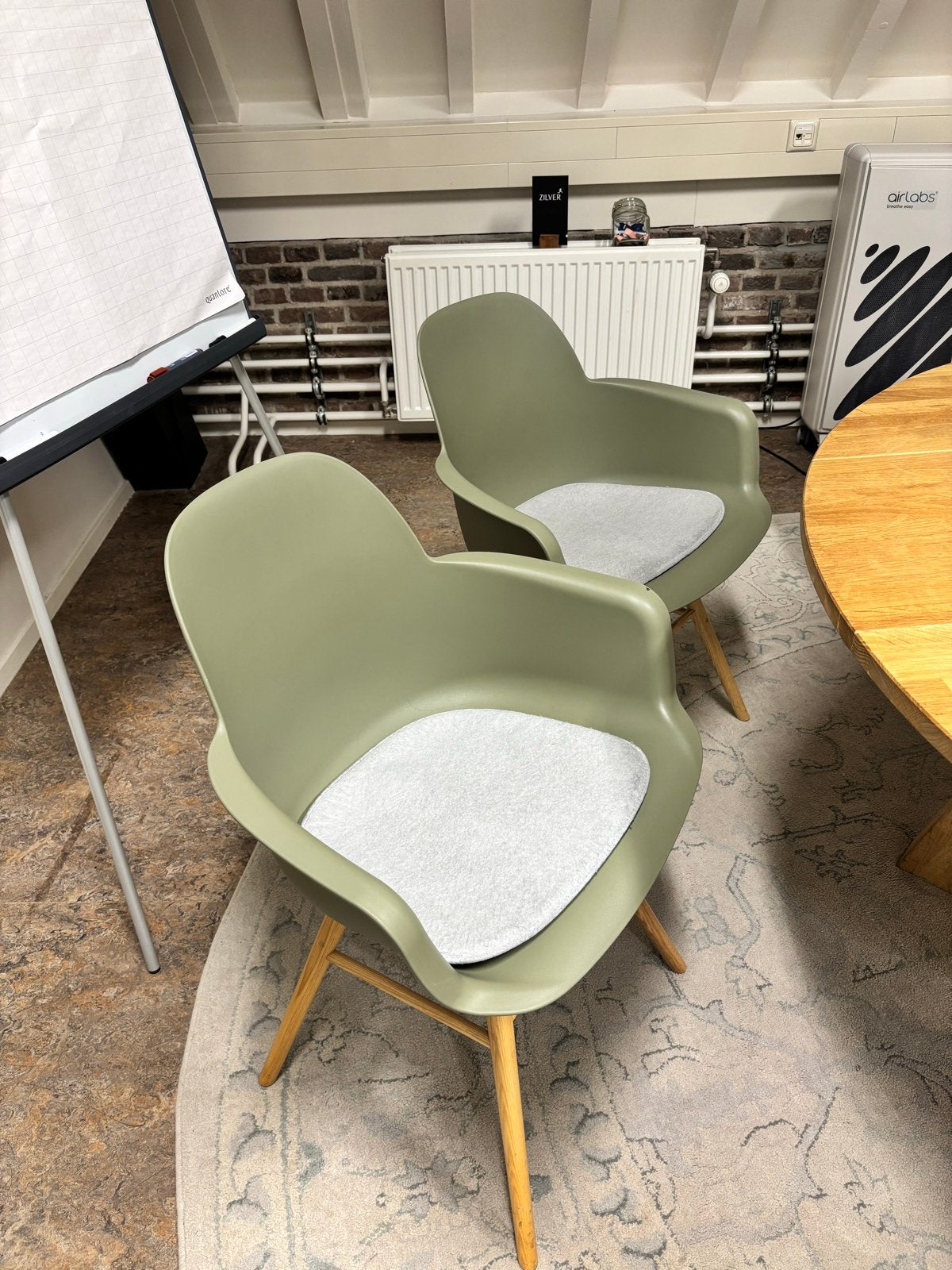 2x Zuiver Albert Kuip armstoel Groen, Ophalen, Kunststof, Gebruikt, Twee
