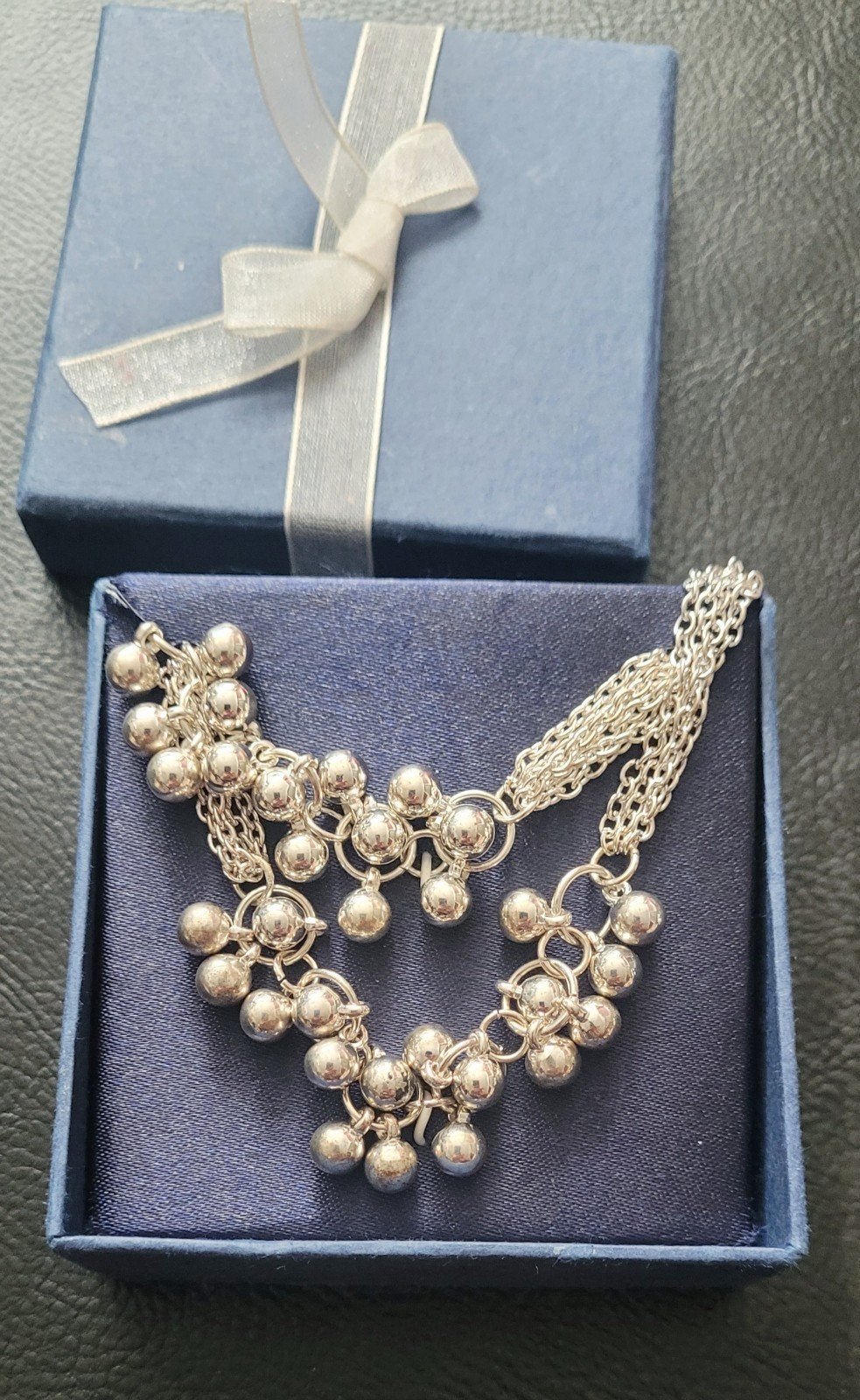 Zilverkleurige set met balletjes en meerdere strengen, Ophalen of Verzenden, Nieuw, Zilver, Overige materialen
