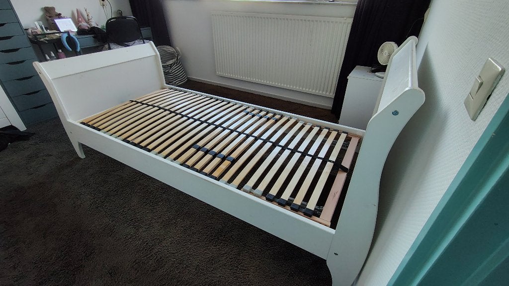 Wit eenpersoonsbed met verstelbare lattenbodem, Huis en Inrichting, Slaapkamer | Bedden, Ophalen, 90 cm, Eenpersoons, Wit
