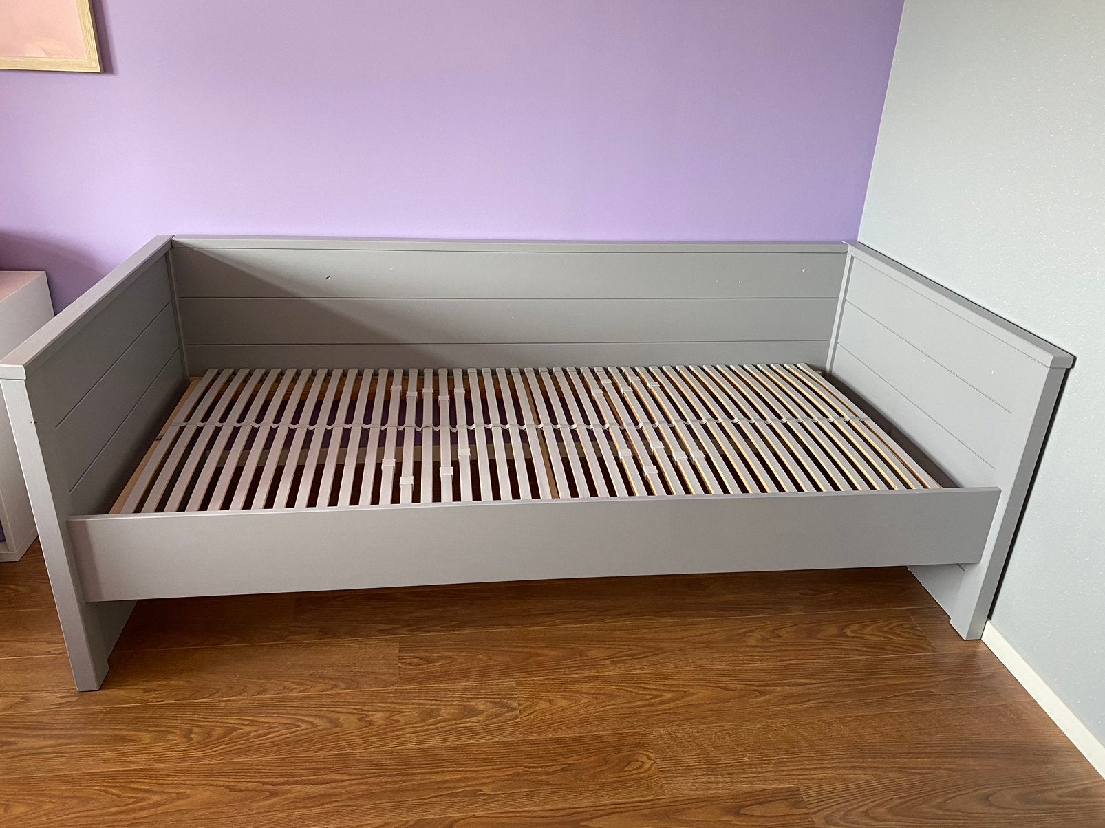 Eenpersoonsbed - Woood Dennis bedbank lichtgrijs, Ophalen, 85 tot 100 cm, Zo goed als nieuw, Lattenbodem