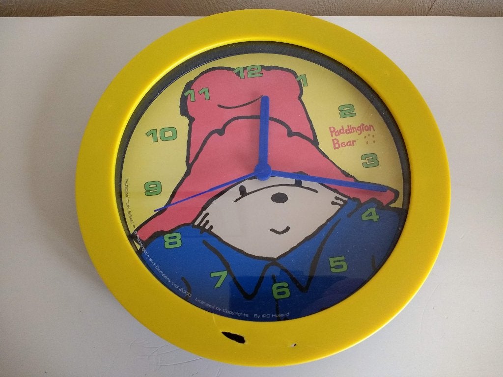 Wandklok, klok beertje Paddington gele rand, Ophalen of Verzenden, Gebruikt, Analoog, Wandklok
