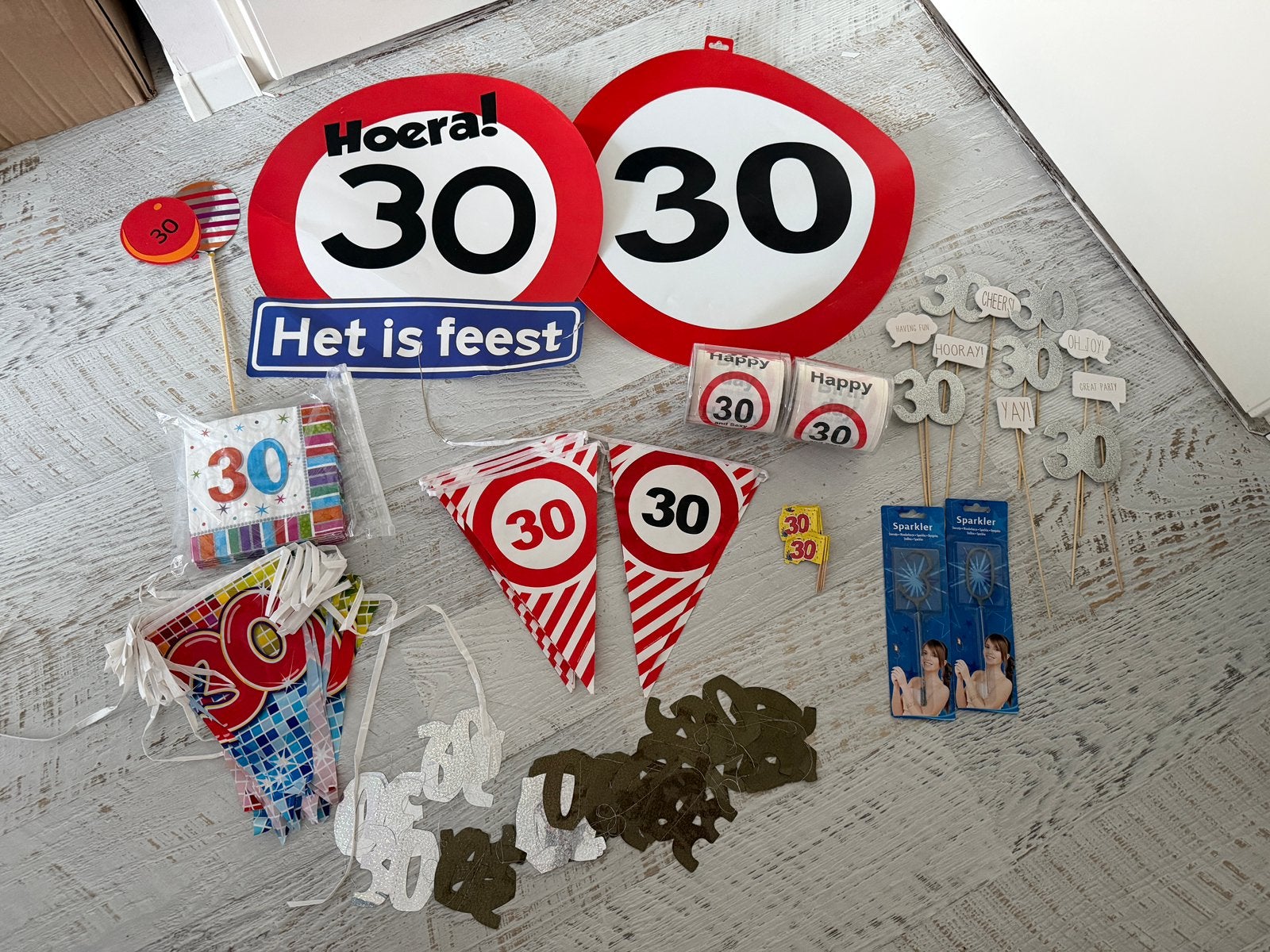 Themafeest 30 jaar!, Hobby en Vrije tijd, Feestartikelen, Zo goed als nieuw, Versiering, Verjaardag, Ophalen of Verzenden