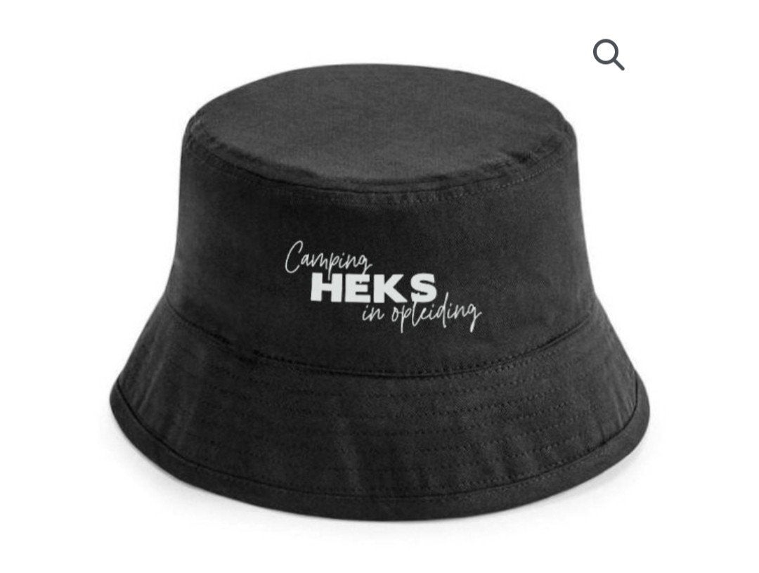 Nieuwe zwarte bucket hat "Camping Heks in opleiding", Ophalen of Verzenden, Nieuw, One size fits all, Hoed