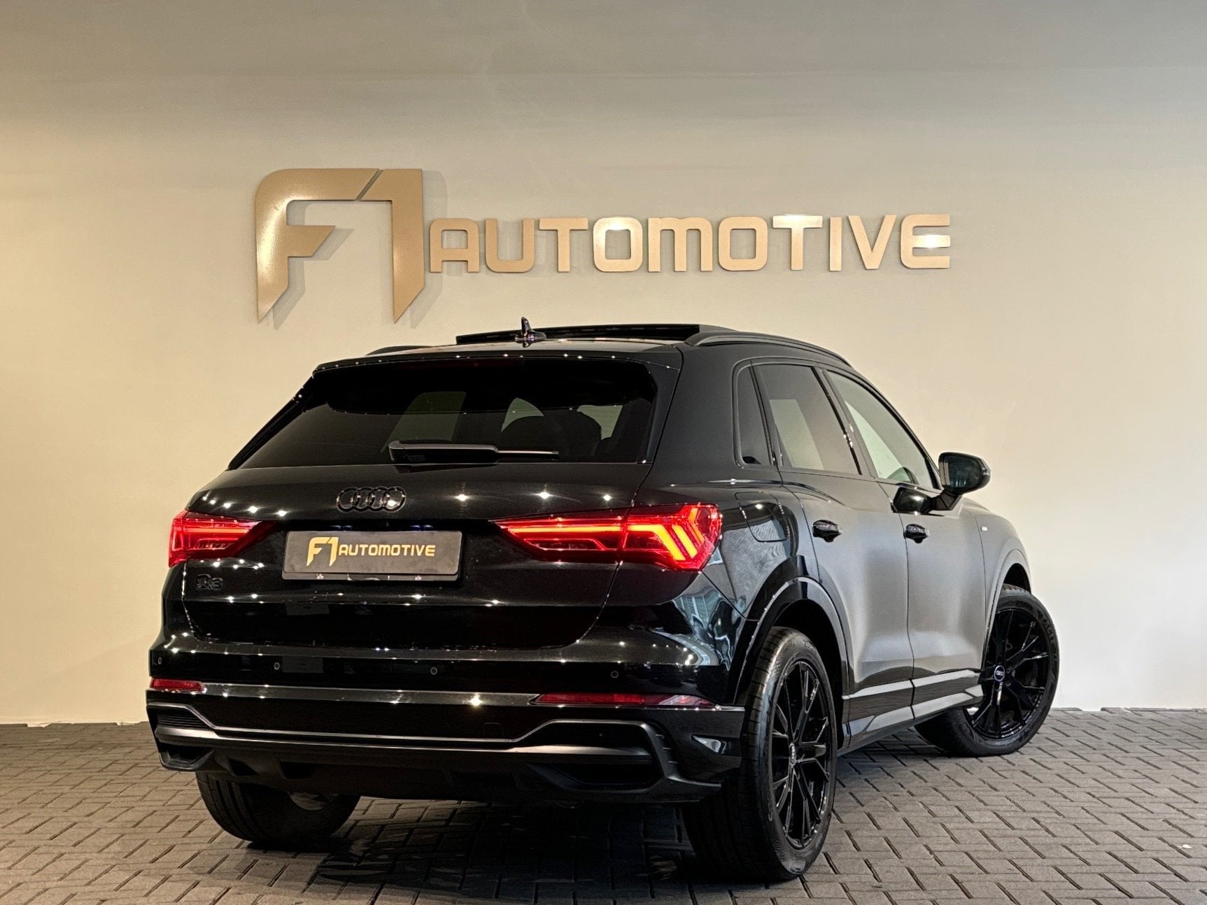 Audi Q3 35 TFSI S Line Pano|Camera|Sfeer|CarPlay|NL Auto|NAP, 4 cilinders, 150 pk, Zwart, Origineel Nederlands