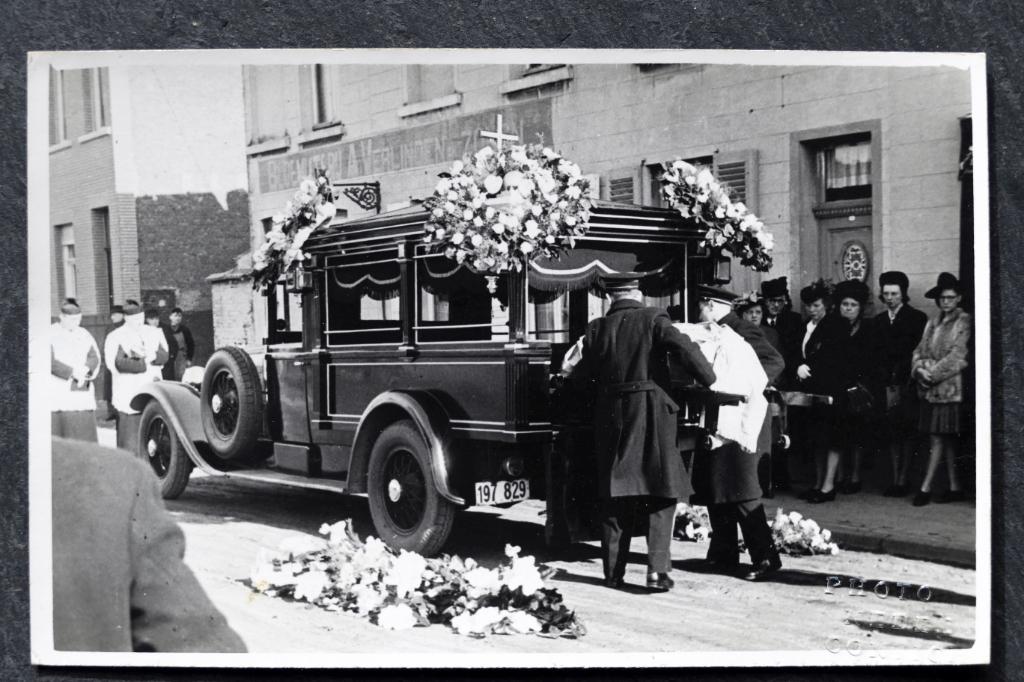 Fotokaart Overledene gaat in begrafenisauto, Belgie, Verzenden, 1920 tot 1940, Ongelopen, Voertuig
