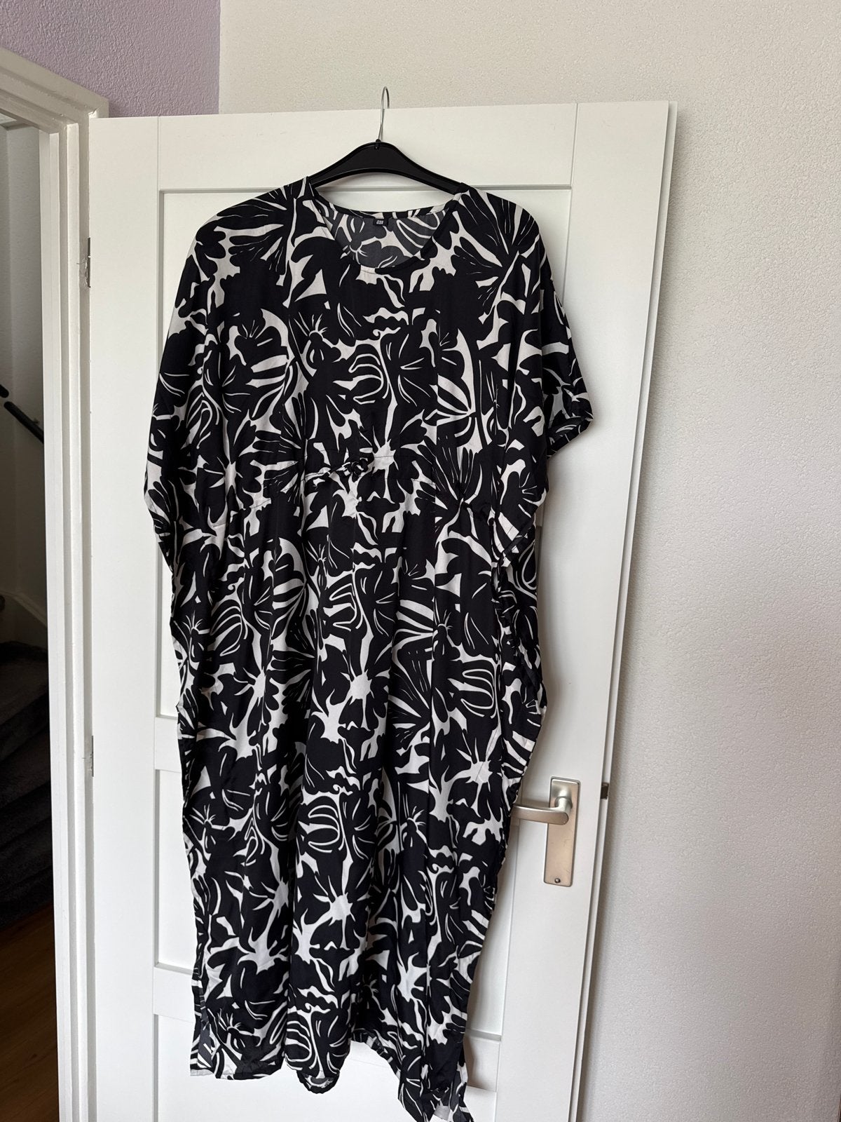 Zwart-witte maxi jurk met bloemenprint, One Size, Kleding | Dames, Jurken, Zwart, Maat 42/44 (L), Nieuw, Ophalen of Verzenden