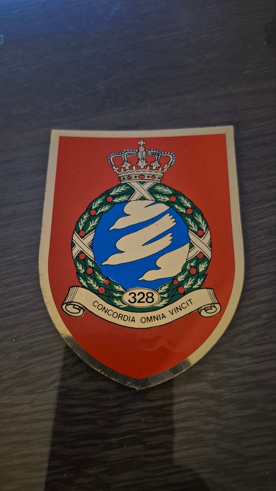 Vintage sticker met wapen en 'Concordia Omnia Vincit', Ophalen of Verzenden, Gebruikt, Overige typen